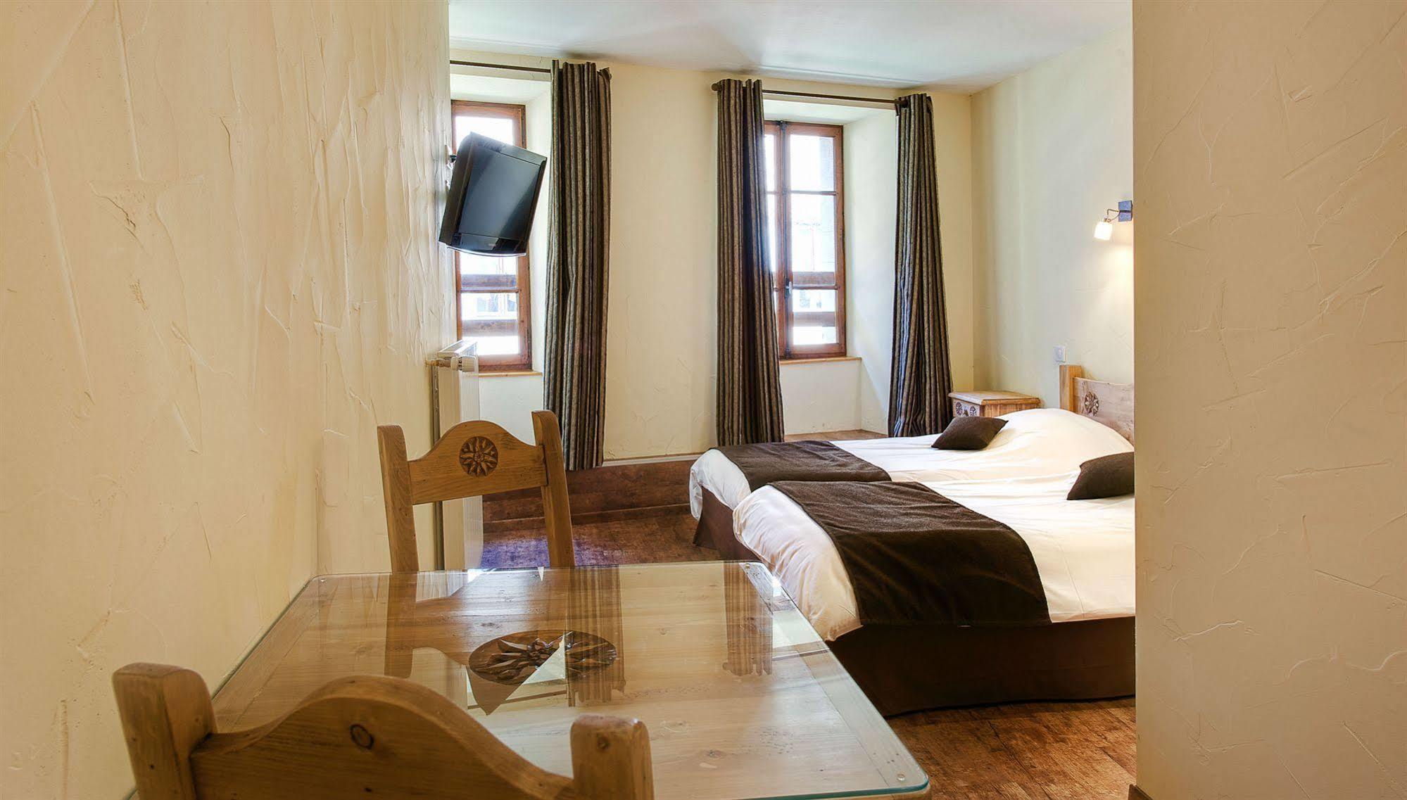 Hotel Du Commerce Thônes エクステリア 写真